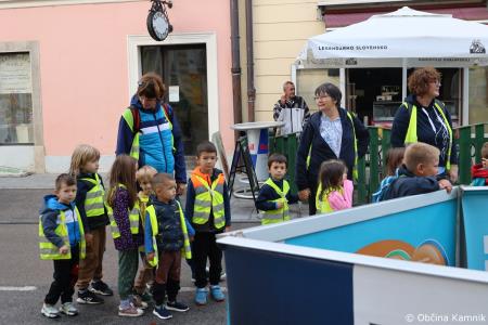Otroci kamniških šol in vrtcev rajali na Glavnem trgu in se učili o trajnostni mobilnosti (5)